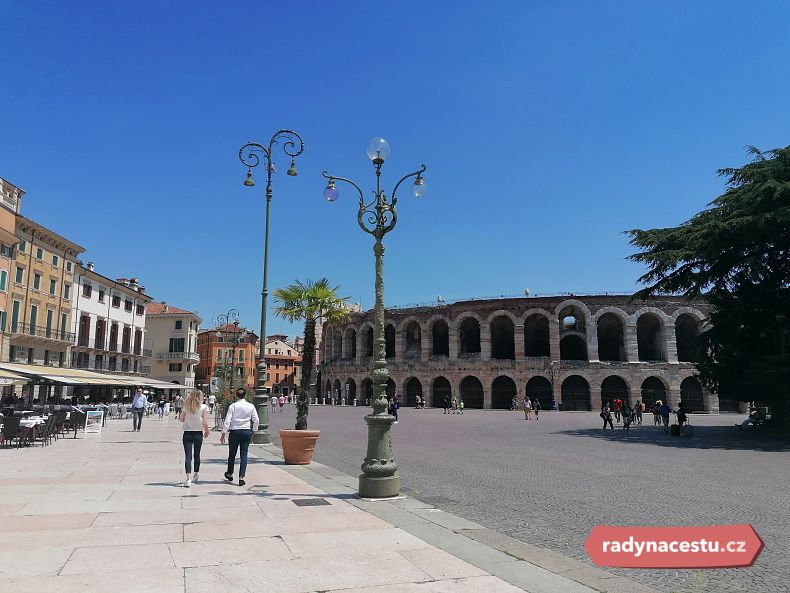 Římský amfiteátr Verona Arena a na Itálii velmi klidné ulice