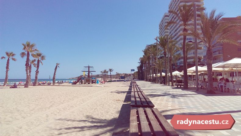Prázdná pláž v Alicante