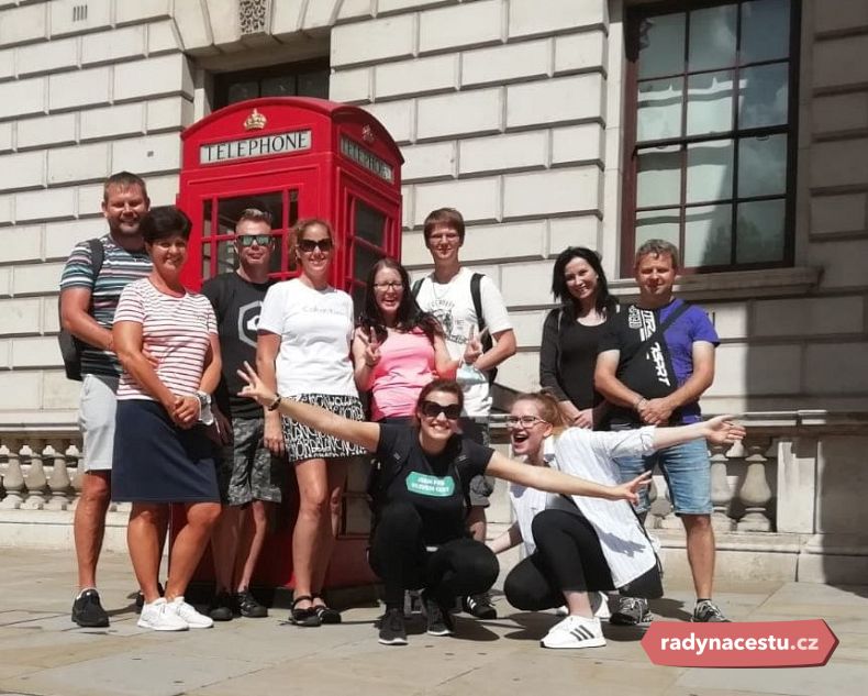 Magdaléna Jurczygová (dole uprostřed) s partou cestovatelů plná euforie konečně zase v Londýně