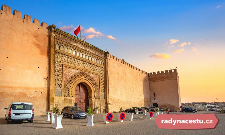 Impozantní hlavní brána al-Mansúr