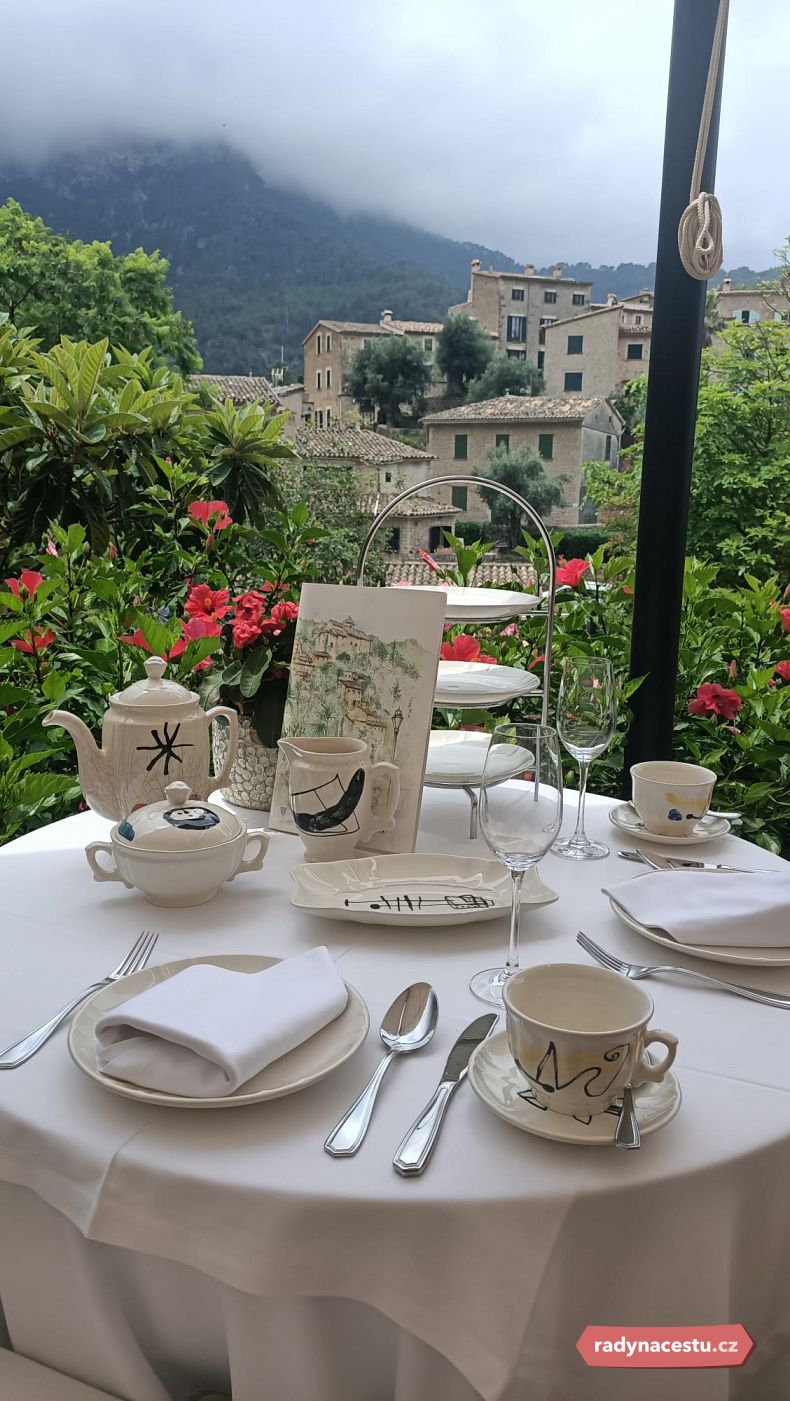 Hotelový kávový servis byl vytvořen podle návrhu Joana Miró