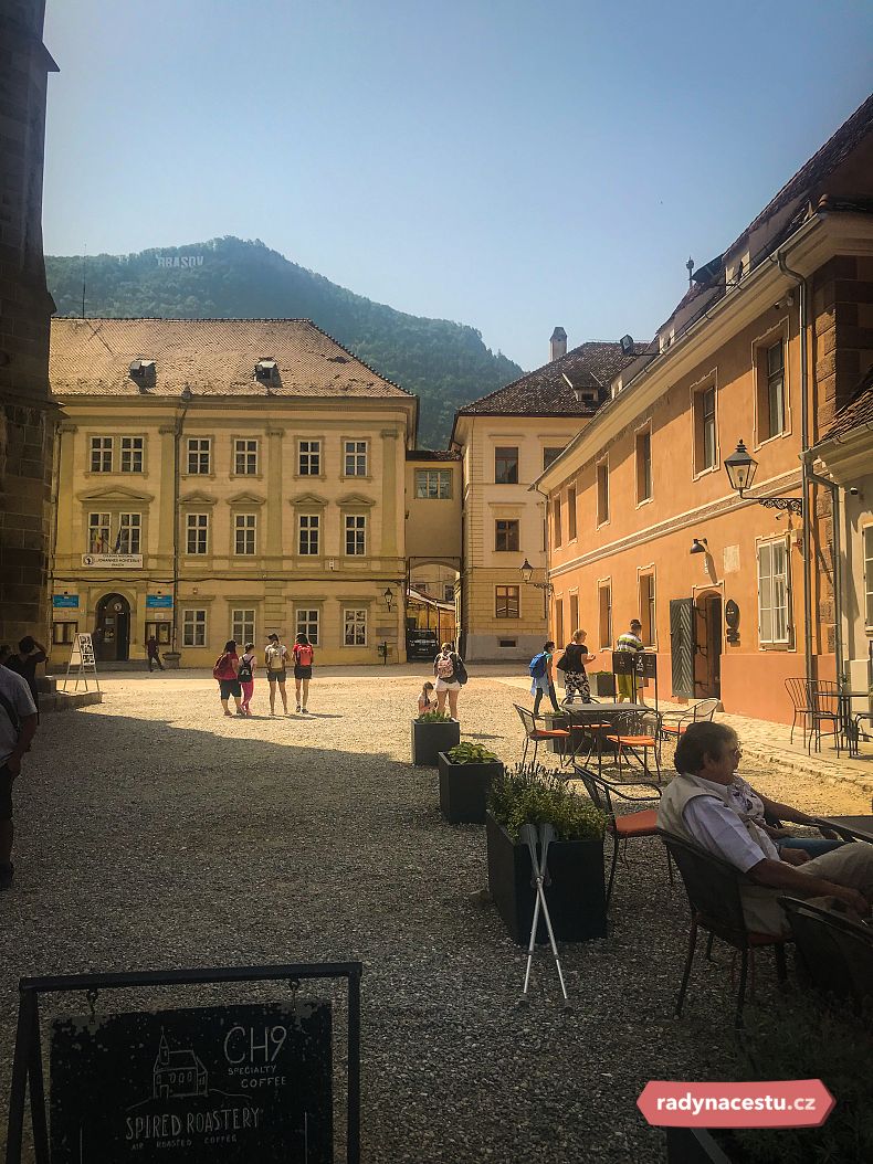 Město Brașov se pyšní krásným historickým centrem