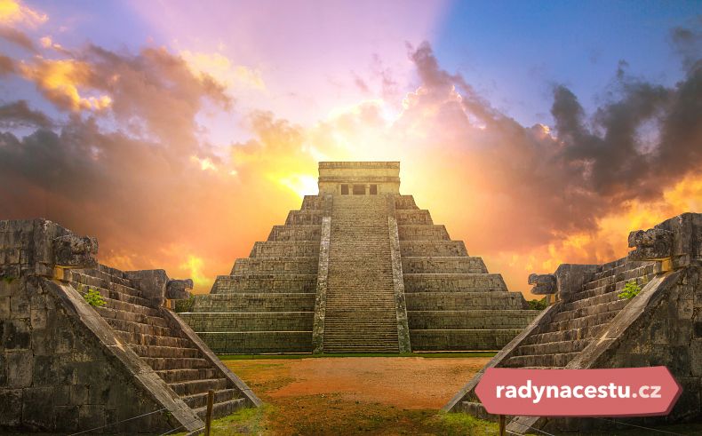 Mayská pyramida Kukulcan El Castillo při západu slunce