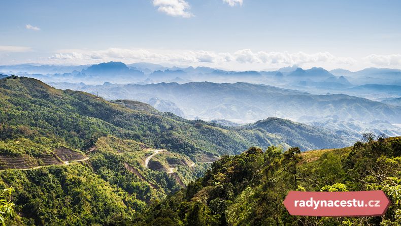 Hory a modrá obloha v Laosu všechno zlé smazaly