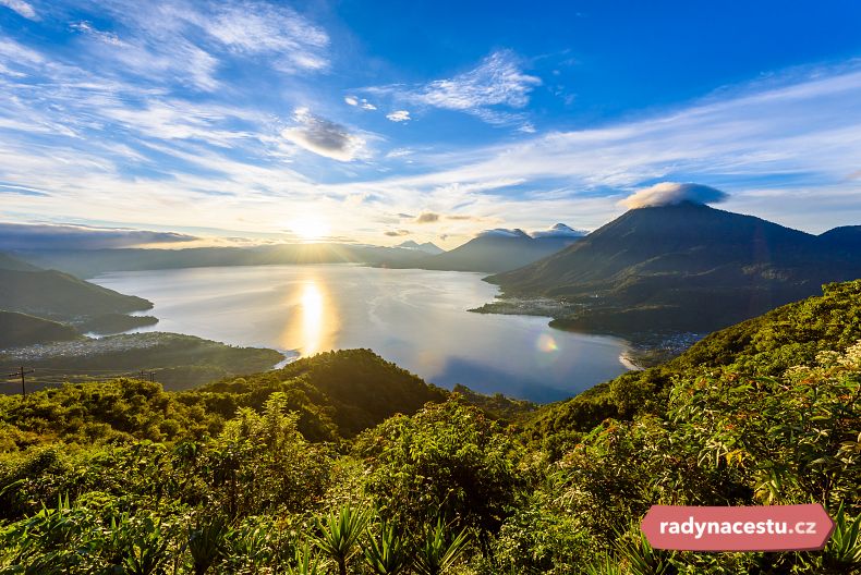 Jezero Atitlán je považováno za nejkrásnější na světě
