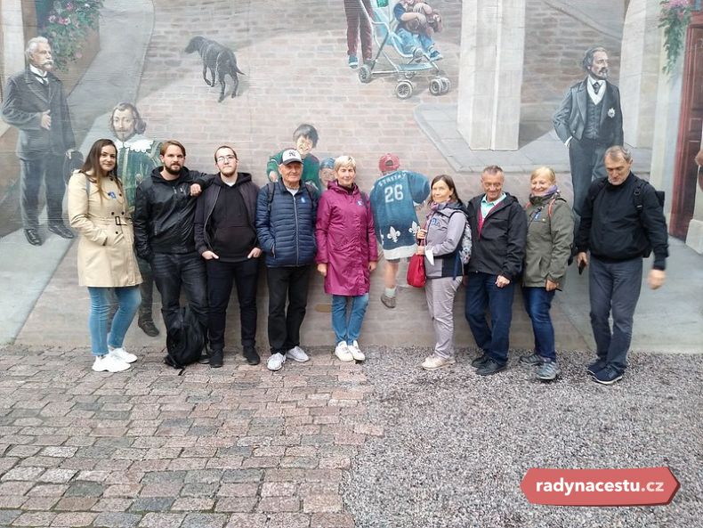 Se skupinkou našich cestovatelů u nástěnné malby s československým hokejistou