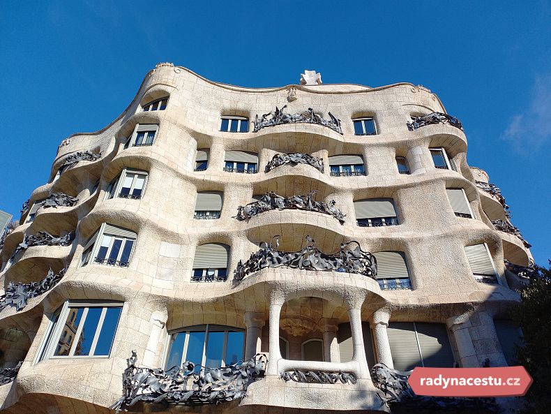 Rozvlněná fasáda domu „La Pedrera“ -  kamenné moře vzpínající se k obloze.