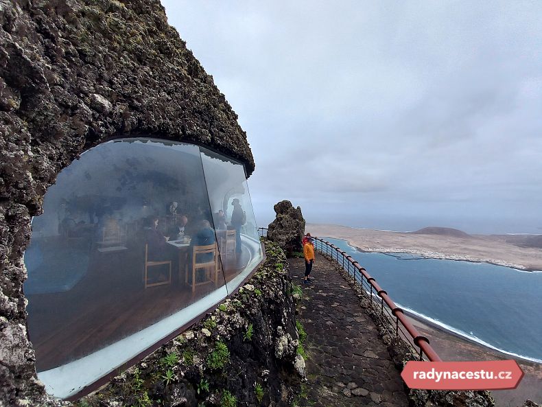 Lanzarote nabízí spoustu dech beroucích panoramat, některé jsou opět dotvořeny dílem našeho známého Césara Manrique, jako například Mirador del Río na severu ostrova.