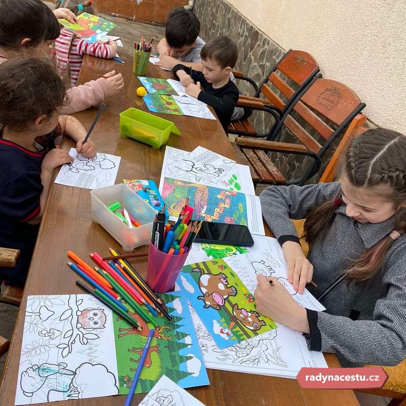 Humanitární centrum Mizhhirya nakoupilo školní potřeby dětem