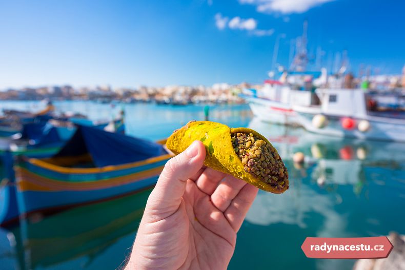 Maltské pistáciové kannoli si můžete dát třeba jako sladkou svačinku v přístavu Marsaxlokk