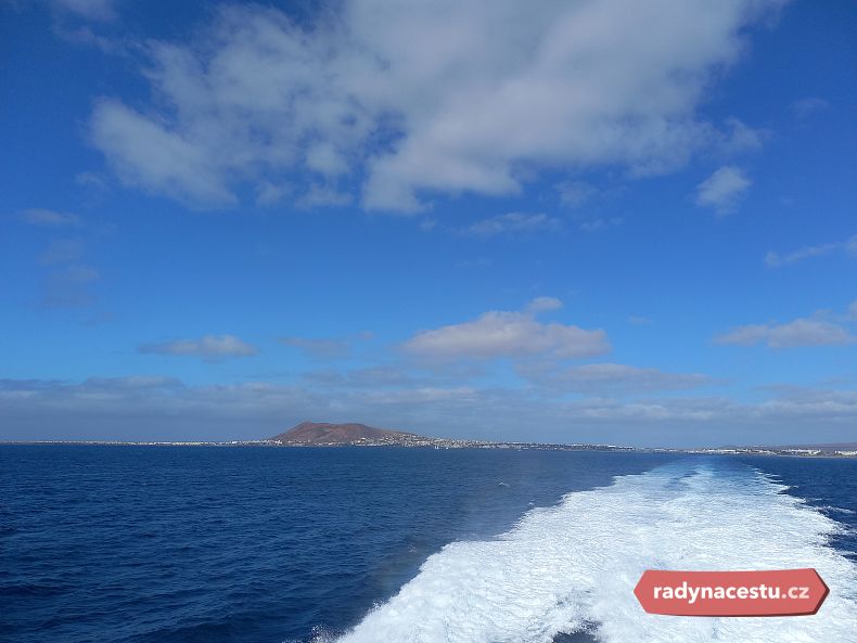 Cesta trajektem mezi ostrovy Lanzarote a Fuerteventura: zpěněné moře, nebe v několika odstínech modři a nádherné výhledy na okolní ostrovy.