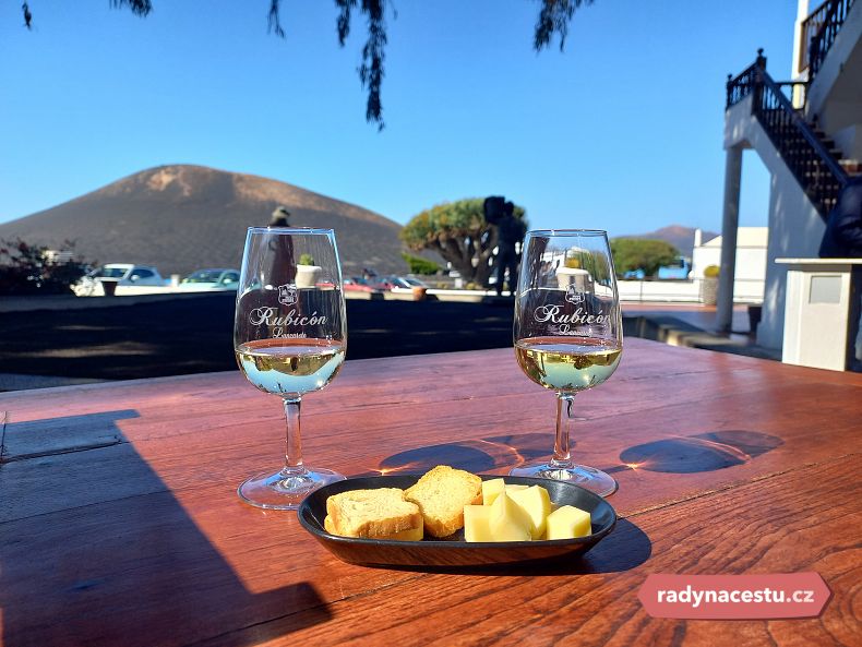 Na své si tu přijdou i milovníci vína. Další téměř povinnou zastávkou na Lanzarote je oblast La Geria v srdci ostrova, kde se netradičním způsobem pěstuje místní vyhlášené víno Malvasía.