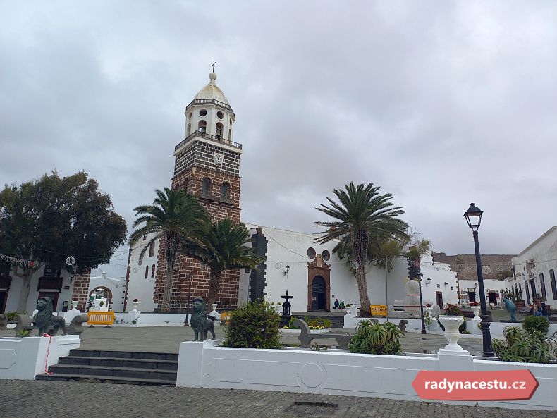 Kostelík v Teguise, což je městečko, kde se každou neděli konají nejznámější trhy na celém ostrově.