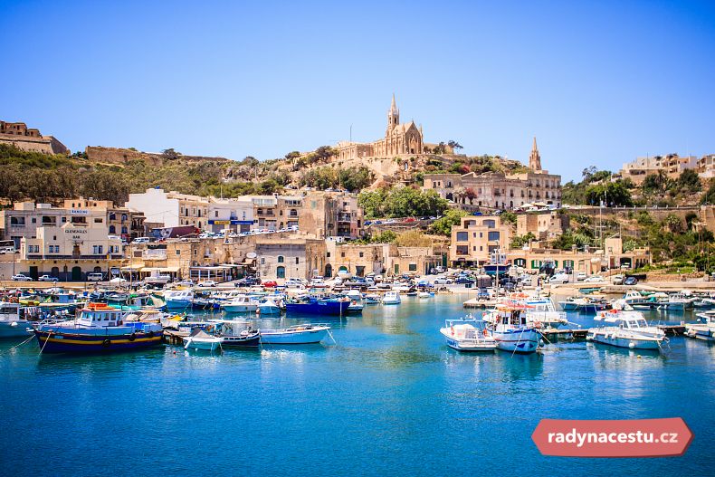 Ostrov Gozo je o poznání zelenější a klidnější než hlavní ostrov, přesto to tady žije.
