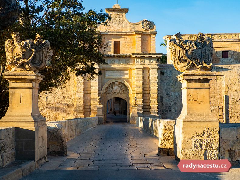 Barokní brána Mdina Gate patří k místům, kde je téměř povinností se při návštěvě města vyfotit.