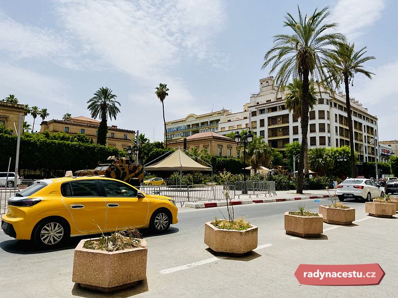 Rušná avenue Habiba Bourguiby v Tunisu
