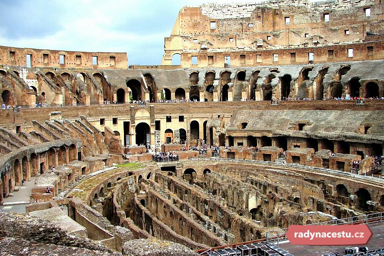 Uvnitř Kolosea mají právo výkladu jen místní průvodci.