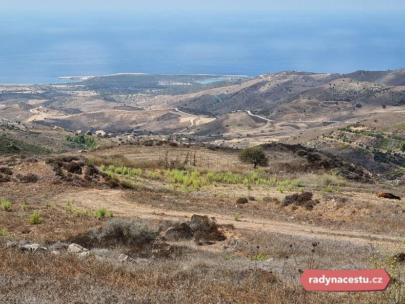 Nejen pláže, ale i pestrá krajina s přírodními rezervacemi, políčky a malebnými vesničkami. To je Kypr.