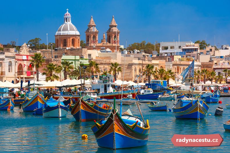 Rybářská vesnička Marsaxlokk se pyšní pestrobarevnými loďkami a příjemnou atmosférou.