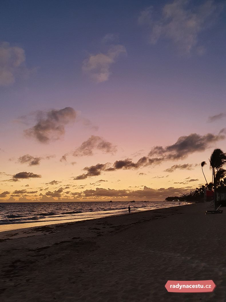 Východ slunce na dominikánské pláži