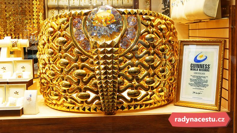 Největší prsten na světě zapsaný v Guinessově knize rekordů