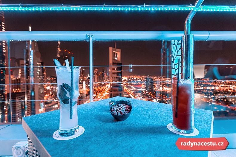 Zajít si v Dubaji na koktejl je nad zlato...