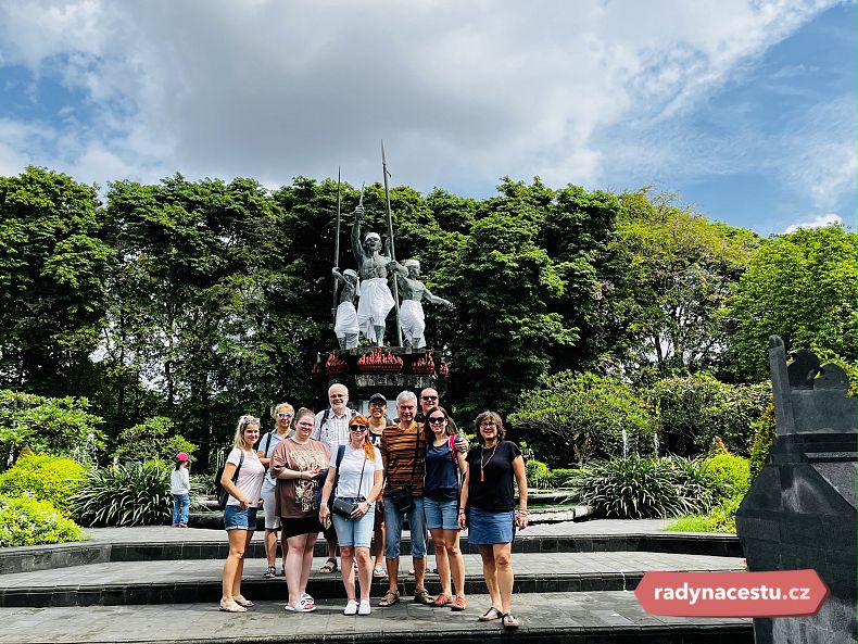 Skupinka cestovatelů u památníku Puputan
