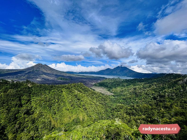 Výhled na Mt. Batur a Mt. Agung