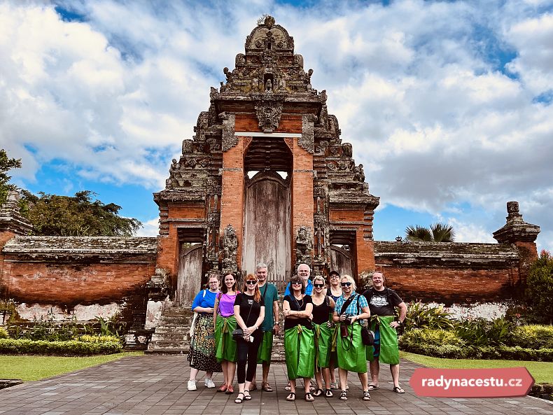 Skupinové foto u královského chrámu Taman Ayun