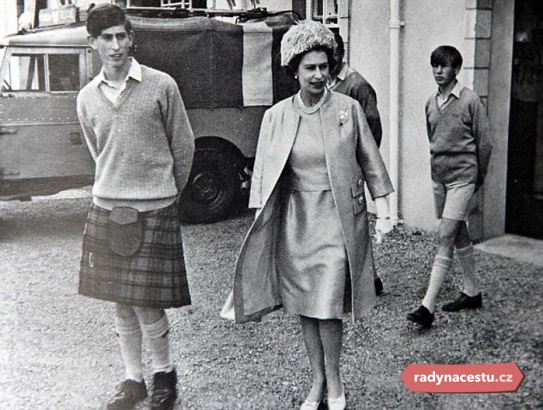 Princ Charles s královnou Alžbětou v Gordonstoun