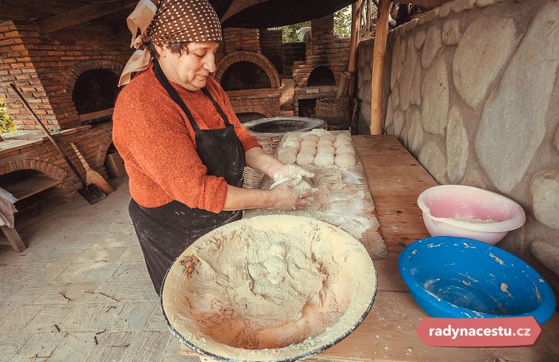 Gruzínská hospodyně peče tradiční chléb