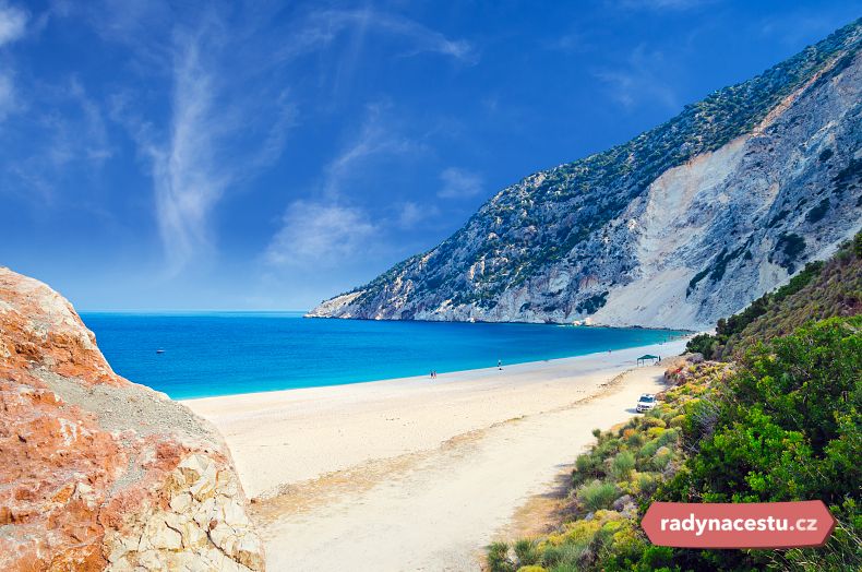 Řecká pláž Myrtos, kde se natáčela Mandolína kapitána Correliho