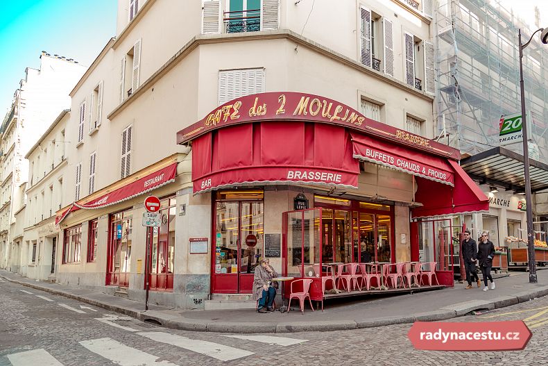 Kavárna Café des 2 moulins (U dvou mlýnů) v Paříži, kde pracovala filmová Amélie