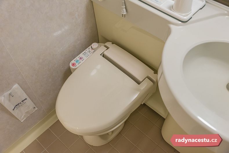 Japonské toalety s tlačítky na zvuk falešného splachování nebo voňavý sprej...