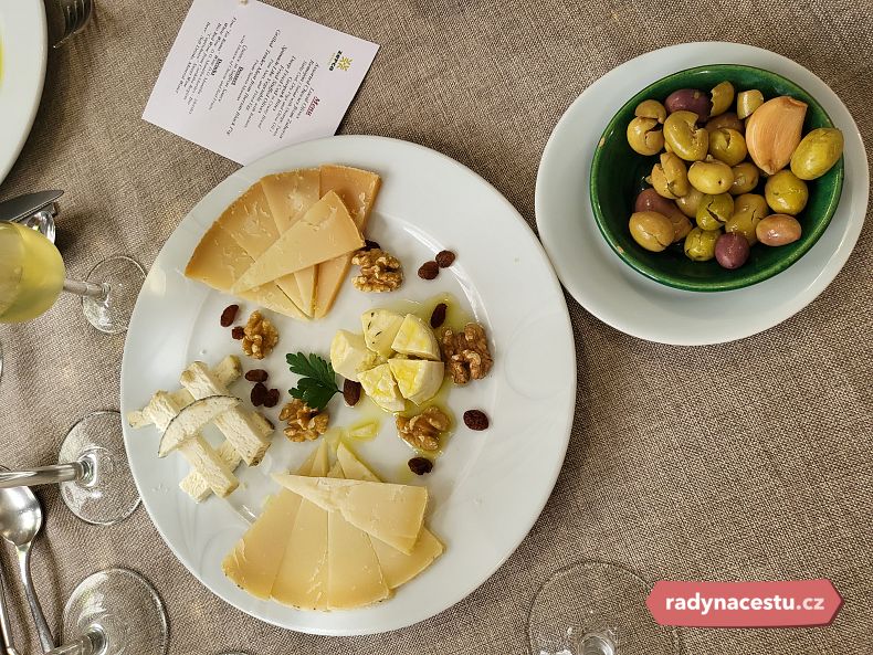 Ochutnávka sýrů, oliv a španělského vína