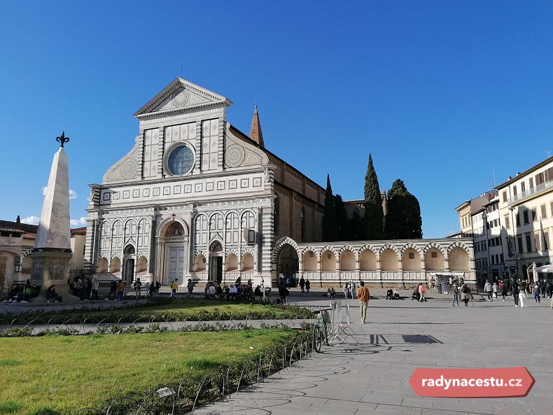 Kostel a náměstí Santa Maria Novella ve Florencii