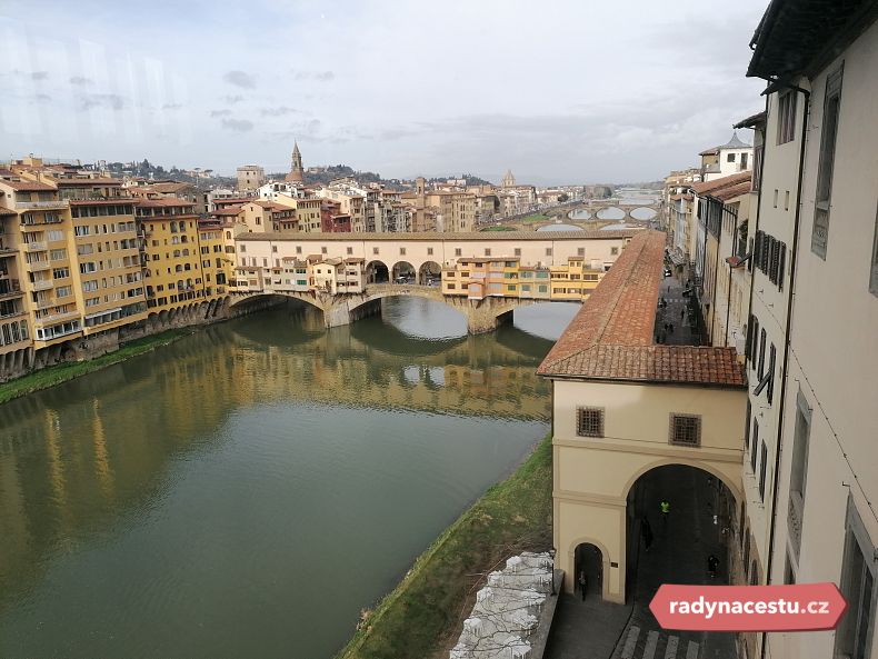 Pohled na Most zlatníků (Ponte Vecchio) z galerie Uffizi