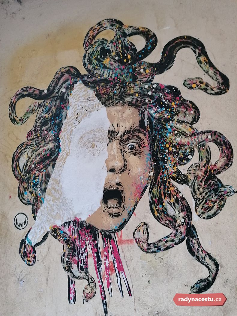Street-artová verze Hlavy Medúzy od Caravaggia