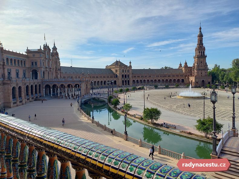 Monumentální Španělské náměstí může sloužit jako bombastická reklama na místní kachlíky azulejos