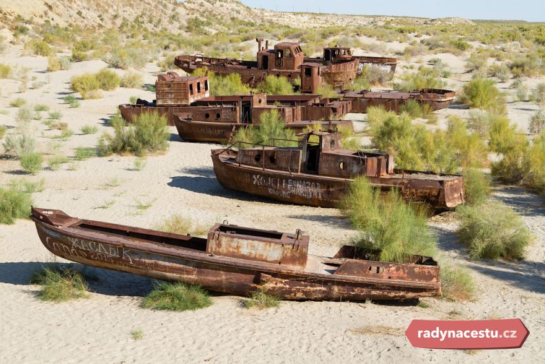 Pozůstatky lodí u vyschlého Aralského jezera 