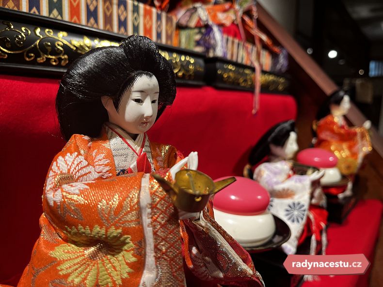 Keramické panenky často znázorňují císařovnu a císaře