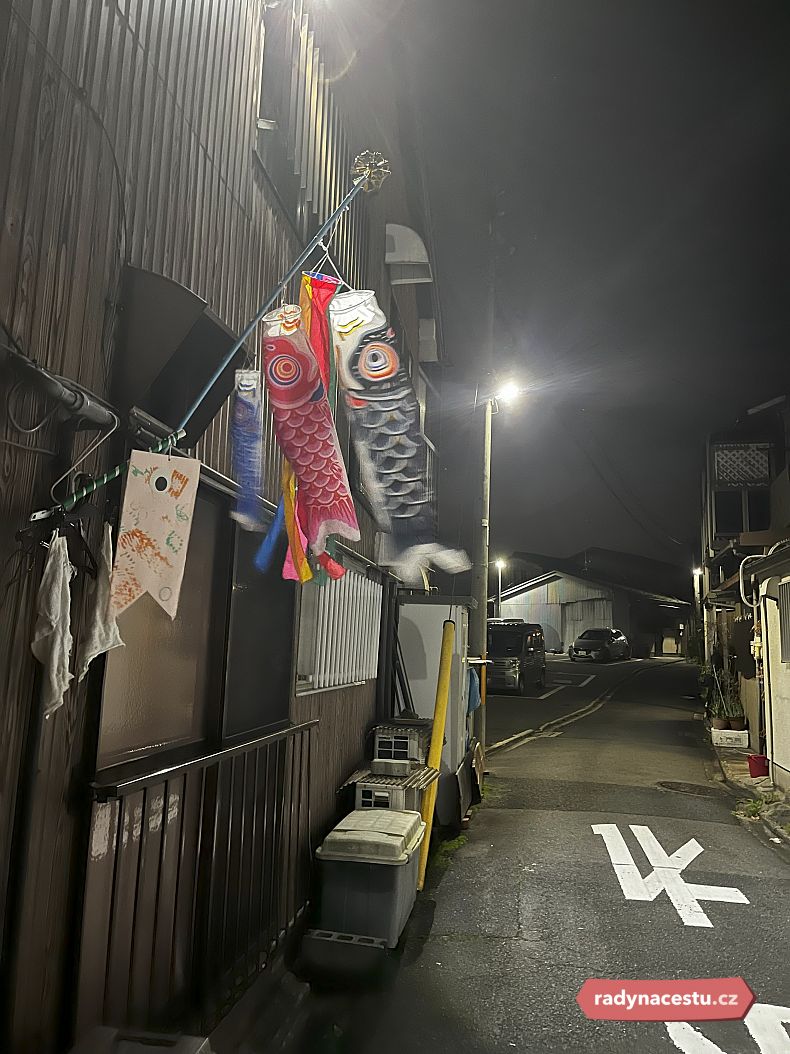 Vlajky kaprů koi v japonských ulicích v den chlapců