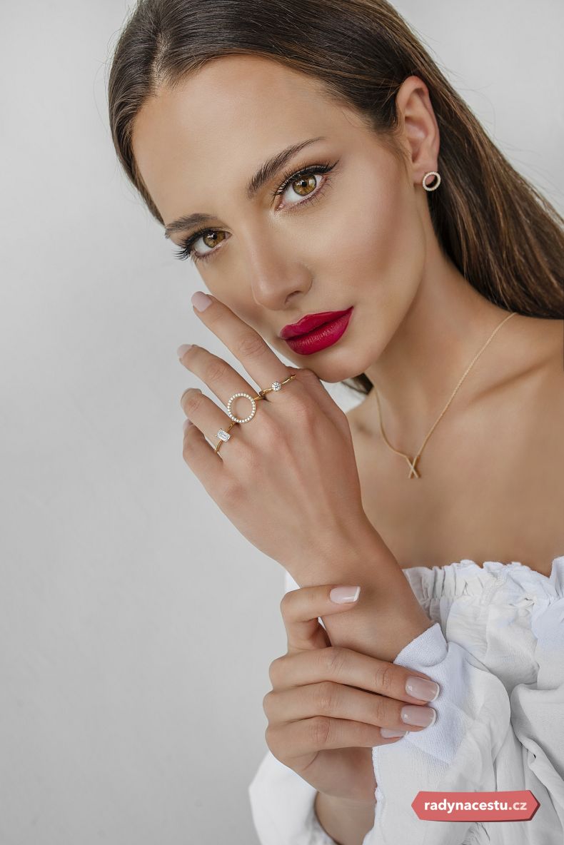 Zásnubní prsten od společnosti Danfil odráží ženskou krásu