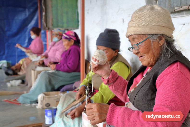 Kupte si suvenýr v táboře tibetských uprchlíků