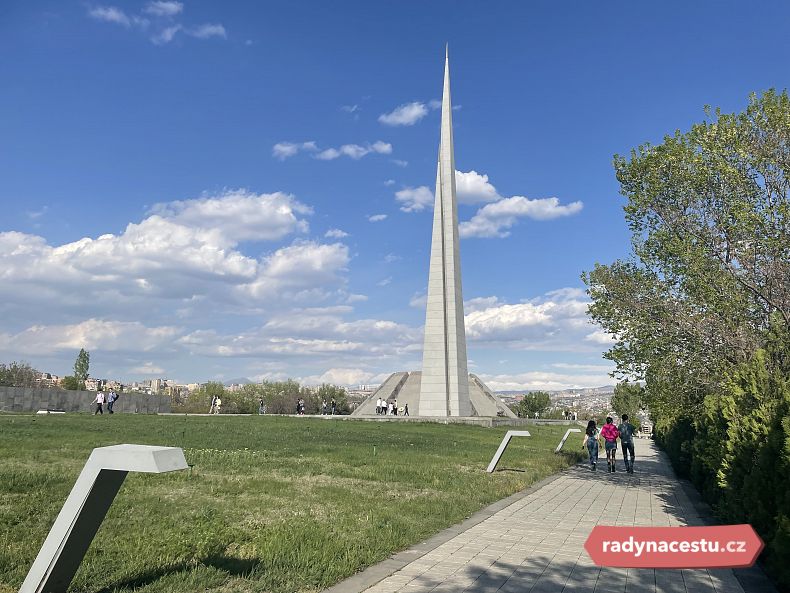 Památník arménské genocidy se tyčí nad Jerevanem