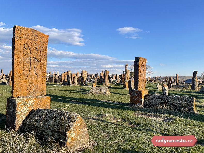 Nejkrásnější pohřebiště v Arménii Noratus se nachází u Sevanu