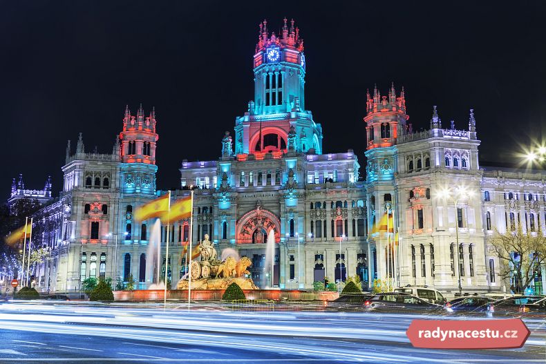 Madridská radnice na náměstí Cibeles v předvánočním čase