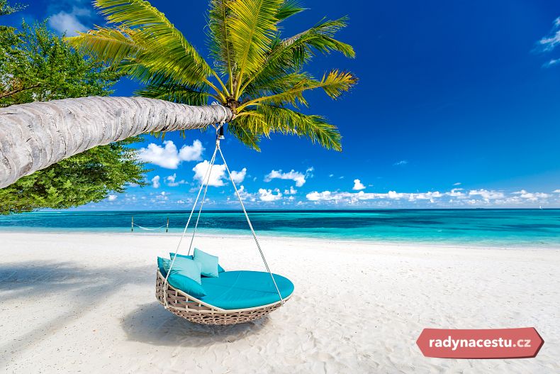Bílý písek a křišťálové moře na Maledivách vytvoří ráj pro odpočinek