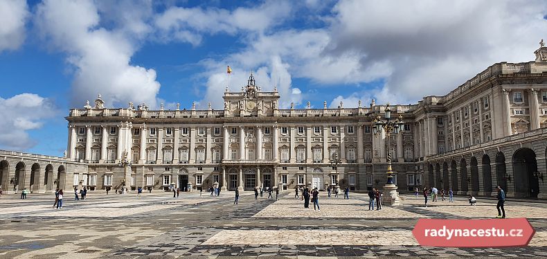 Největší královský palác v západní Evropě je právě ten v Madridu.