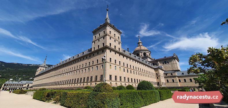 Palác El Escorial je působivý ze všech stran.